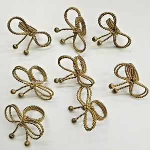 Anneaux de serviette en métal vintage, porte-serviettes en nœud papillon doré antique brillant pour les dîners de mariage, décoration de table - Product Image 3