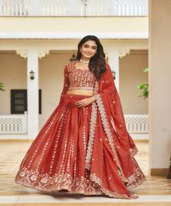 ชุดเครื่องแต่งกายสำหรับงานเลี้ยงชาติพันธุ์ lehenga choli จากนักออกแบบของ Chinon - Product Image 2