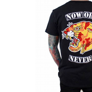 Camiseta de Manga Corta con Cuello Alto de Algodón Premium, Costuras Duraderas, Tacto Suave, Colores Vibrantes, Corte Vintage, Tela de Algodón - Product Image 3