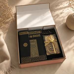 Caja de regalo islámica de lujo hecha a mano con algodón para hombres: Corán, alfombra de oración, tasbih, Zikirmatik y mini Corán, tapete de oración islámico. - Product Image 2