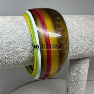 Tradebyd Bracelet en résine de qualité supérieure fait à la main Accessoire de mode de luxe pour femmes - Product Image 1