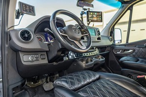 2023 Mercedes-Benz Sprinter 3500XD certifié propre et assez utilisé Midwest Automotive Design Luxe Cruiser AWD carburant diesel gauche - Product Image 5