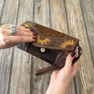 กระเป๋าคลัทช์หนังทำมือพร้อมลายดอกทานตะวันแกะสลักดีไซน์แบบตะวันตก - Product Image 2