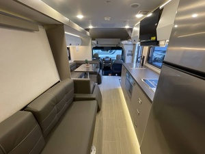 Meilleure vente : NOUVEAU Modèle Moderne - WINNEBAGO NAVION 24D d'occasion, prêt à être expédié avec livraison porte-à-porte - Product Image 4