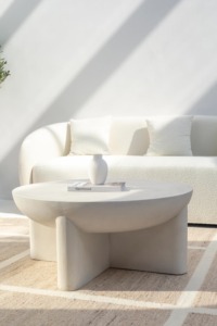Table basse en béton faite à la main, finition lisse et incurvée, design moderne et durable, facile à nettoyer, pour un usage domestique dans les salons de luxe - Product Image 4