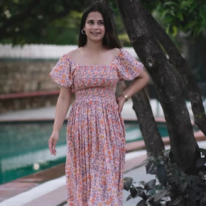 Vestido hasta la pantorrilla/Midi Rosa acampanado para mujer con cuello cuadrado con estampado floral Manga corta de estilo modesto y bonito - Product Image 1