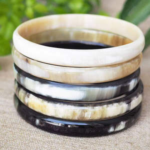 Bracelet en agate noire avec logo personnalisé pour filles et femmes, accessoire artisanal de style animal en corne de buffle à vendre - Product Image 4