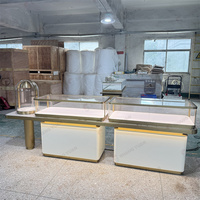 Ensemble de comptoirs de présentation de bijoux personnalisés de marque, verre arrondi, cadre en métal doré, LED, pour les magasins de bijoux haut de gamme