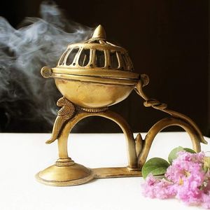 Brûleur d'encens en métal détaillé avec charme ethnique et finition élégante adaptée aux cadeaux et à la décoration - Product Image 3