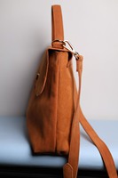 Tas Tangan Bentuk Flap Kulit Asli Premium Kunci Rantai Tahan Lama Kapasitas Besar Ringan Lembut Tren Fashion Uniseks Portabel