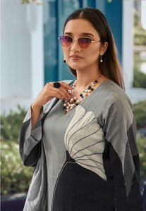 Costume en soie de qualité supérieure avec broderie complexe au niveau du col et dupatta à imprimé floral numérique pour les occasions festives - Product Image 4