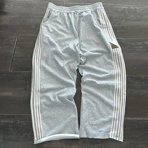 Pantalones de chándal básicos de pierna recta para hombre, pantalones de chándal de pierna ancha de gran tamaño con lado a rayas personalizados, pantalones de chándal acampanados con dobladillo crudo - Product Image 2