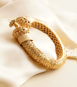 Brazaletes dorados con patrones florales y de lágrima rojos y verdes. Joyería tradicional india. Disponible a precios mayoristas. - Product Image 6