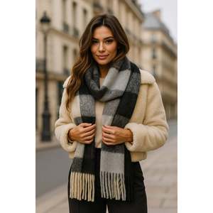 Écharpe d'hiver chaude et douce avec de larges franges - Écharpe rayée blanc crème, noir et gris Sal1270 - Gris - Product Image 2