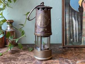 Lujosa Lámpara Minera de latón con detalles finamente elaborados y apariencia retro auténtica para mejorar cualquier espacio de estilo vintage - Product Image 6