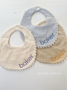 Babero de gasa doble festoneado rosa azul personalizado, servilleta de algodón de muselina bordada con monograma y volantes, regalo para Baby Shower para niño - Product Image 2