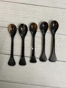 Cuillère en corne de buffle naturelle, fabriquée à la main et polie, parfaite pour servir des épices, des condiments ou pour une utilisation décorative sur la table, de haute qualité - Product Image 2