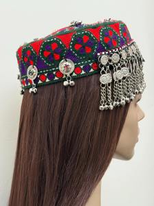 Ensemble complet de bijoux tribaux afghans comprenant un couvre-chef Matha Patti, des boucles d'oreilles assorties et un grand collier bib vibrant - Product Image 2