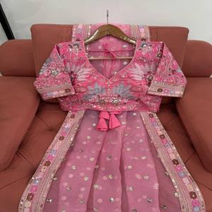 Hermoso Sari de seda de organza pesado de diseñador con trabajo de bordado de hilo y lentejuelas y blusa de seda Mono Banglori - Product Image 6