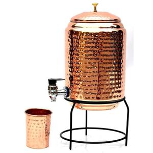 Dispensador de agua de cobre hecho a mano de aspecto moderno con material de larga duración Fácil de usar Ideal para servir agua y uso diario en la cocina - Product Image 1