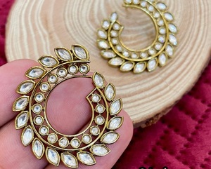 Pendientes de la mejor calidad Kundan con estilo tradicional Diseñador chapado en oro Perfecto para bodas Pendientes de uso tradicional para mujeres - Product Image 2