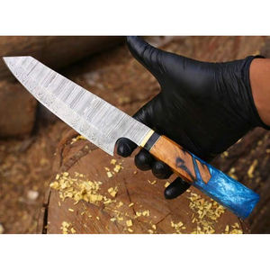 Couteau de chef professionnel en damas, motif torsadé, manche ergonomique en bois d'olivier et résine époxy - Product Image 1