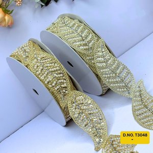 กำหนดเองทำลูกไม้ปักที่ละเอียดอ่อนประดับด้วยไข่มุกรูปใบไม้ผสมผสานความเงางามของเนื้อผ้าและเสน่ห์ที่เป็นแรงบันดาลใจจากธรรมชาติ - Product Image 4