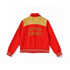 Chaqueta Universitaria con Panel Frontal Liso, Mangas en Contraste y Detalles de Parches, Diseñada para un Estilo Universitario y para Salidas Diarias - Product Image 3