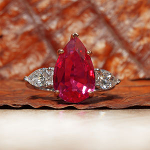 Bague de fiançailles de style bohème en or blanc 14 carats avec diamant de laboratoire taille poire de 4,25 carats, trois pierres, certifiée IGI, clarté VS - Product Image 1