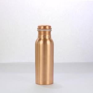 Bouteilles en cuivre au design exclusif avec des intérieurs polis et des extérieurs ornés idéales pour une bouteille à usage durable et potable - Product Image 6