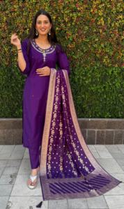 Dernière tenue de créateur, excellente qualité, pantalon Kurti en soie romaine de qualité supérieure et Dupatta avec travail à la main, fabricant de mode pour femme - Product Image 4