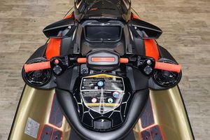 ENVÍO GRATUITO Moto Acuática Sea-Doo RXP-X 325 Tech BRP Premium A iBR 2025 en Color Bronceado Metálico/Rojo Lava + REMOLQUE GRATIS - Product Image 3