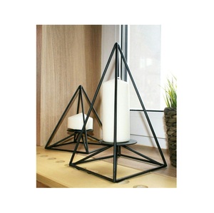 Elegantes portavelas de metal tipo huracán para uso en interiores y exteriores, ideales para bodas, fiestas, festivales e iluminación del hogar. - Product Image 3