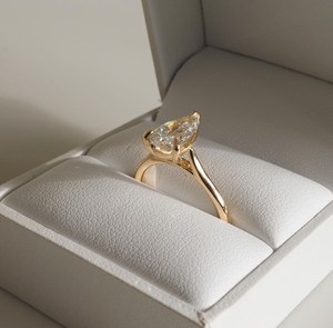 Bague de fiançailles en diamant Moissanite en forme de poire de 1.53 carats Solitaire coupe allongée en or massif cadeau de proposition romantique pour elle - Product Image 1