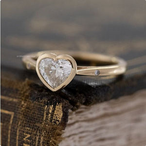 1.5 carats en forme de coeur Moissanite Solitaire Ring avec Floating Rounds Tapered Band Symbolic Bezel Set Gemstone Rings - Product Image 2