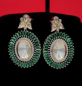 Conjunto de joyería nupcial de collar y pendientes de latón Kundan moderno con diamantes americanos para bodas - Product Image 2