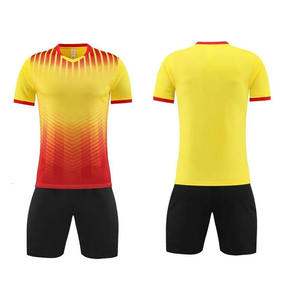 Uniforme de Fútbol para Hombre, Nuevo Modelo 2025, Corte Ajustado Personalizado, Cuello en V, Transpirable, Diseño Liso, Impresión Digital, 100% Poliéster - Product Image 4