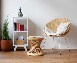 Chaise longue minimaliste moderne en rotin avec cadre en métal blanc, en osier, fabriquée à la main, pour la vie en plein air, pour les hôtels scandinaves - Product Image 1