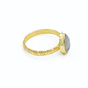 Accessoires de mode de la meilleure qualité Bague poire en pierre de lune arc-en-ciel Bague en pierre précieuse réglable plaquée or du fournisseur indien - Product Image 3