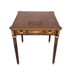 Table d'appoint carrée de luxe en acajou avec texture de grain de bois complexe et guirlandes en laiton doré antique pour intérieurs classiques - Product Image 1