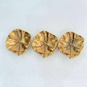 Cuenco de Frutos Secos con Diseño de Hoja de Ginkgo - Moderno y Lujoso, Hecho a Mano en Aluminio Ligero de la India por R B Overseas para Bodas - Product Image 4