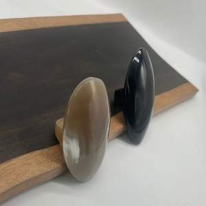 Anneau réglable en corne de buffle naturelle polie à la main Accessoires de doigt de style amour organique écologique Couleur naturelle personnalisée - Product Image 5