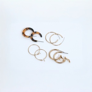 Ensemble de boucles d'oreilles créoles tendance pour femmes, boucles d'oreilles créoles minimalistes en métal, bijoux légers et élégants, ensemble cadeau - Product Image 2