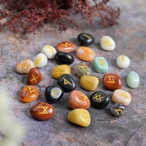 Pierres Rune sculptées à la main-Cristaux de guérison Chakra mélangés avec symboles Elder Futhark - Product Image 1