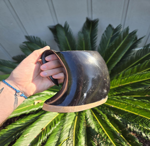 Mug en corne noire polie avec une courbe naturelle. Élégant et rustique. Disponible aux prix de gros - Product Image 2