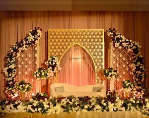 Élégante configuration de scène de mariage indien pour les réceptions américaines Panneaux de décoration de mariage blancs luxueux Cadres de mariage d'inspiration victorienne - Product Image 3