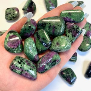 Cristaux de Zoisite de rubis dégringolés en vrac de haute qualité pierre précieuse polie pour Feng Shui amour décoration de la maison en gros sculpté - Product Image 6