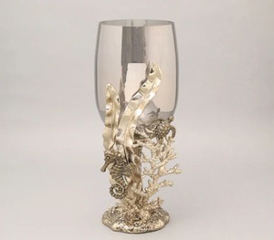 L'incroyable bougeoir doré moderne avec verre ajoute une touche accueillante, chaleureuse, confortable et élégante aux espaces de vie - Product Image 1