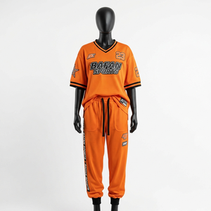 Conjunto deportivo para mujer de jersey de malla de poliéster de 180 GSM y pantalones deportivos naranja transpirables con panel lateral con logo. - Product Image 1