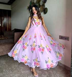 Dernière robe Anarkali imprimée de fleurs roses en georgette lourde de créateur - Product Image 3
